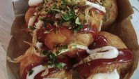 Takoyaki Boss berlokasi di Jalan Aria Santika, Karawaci, Tangerang. Kamu bisa puas menikmati takoyaki di sini karena harganya sangatlah murah. Satu butirnya Rp 1.000, cocok untuk kantong pelajar. Foto: Google Review