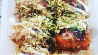 Di Jalan Salihara, Pasar Minggu, Jakarta Selatan, ada tempat makan takoyaki enak dan murah. Namanya Takoyaki 96 yang setiap harinya ramai diserbu pelanggan. Dikarenakan, harga seporsi takoyakinya dibanderol mulai dari Rp 10.000 saja. Foto: Instagram @takoyaki96_