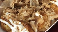 Takoyaki Tanako-san juga bisa kamu kunjungi untuk membeli seporsi takoyaki. Harga takoyaki di kedai ini juga bersahabat, mulai dari Rp 12.000 untuk 4 butir. Isiannya ada yang menggunakan irisan gurita, sosis, dan crabstick. Foto: Google Review