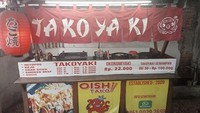 Di kawasan Larangan, Tangerang, ada tempat makan takoyaki yang enak dan murah. Namanya Takoyaki Oishi yang gerainya berupa gerobak. Dengan harga Rp 15.000, kamu bisa puas menikmati 6 butir takoyaki dengan isian gurita, sosis, hingga keju. Foto: Google Review/Instagram