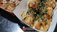Daddys Takoyaki juga bisa menjadi alternatif tempat jajan takoyaki yang enak dan murah. Dengan harga Rp 16.000-an saja kamu sudah bisa menikmati takoyaki dengan isian gurita. Lokasinya tersebar di beberapa kawasan Jakarta. Foto: Instagram @daddystakoyaki