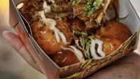 Takoyaki yang enak dengan harga bersahabat juga bisa ditemui di Blok M Square. Yaitu Takoyaki Corner yang selalu ramai dikunjungi pelanggan setiap hari. Harga seporsi mulai dari Rp 14.000 - Rp 18.000, dan sudah bisa memilih isian. Foto: Instagram @eatandclicks 