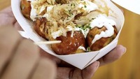 Itsumo Takoyaki berlokasi di Ruko Regia, Bintaro. Kamu bisa mencicipi takoyaki dengan rasa asli Jepang di sini. Harga seporsi mulai dari Rp 22.000 dengan pilihan menu original hingga isian keju. Foto: Instagram @itsumo_id.