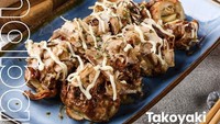 Takoyaki Hangat juga bisa kamu cicip kalau sedang ada di kawasan Kebayoran Baru, Jakarta Selatan. Takoyaki di sini memiliki isian gurita yang besar sehingga puas menikmatinya. Harga seporsi takoyaki dibanderol Rp 22.000 untuk isian 4 pcs. Foto: Google Review/Instagram @takoyakihangat 