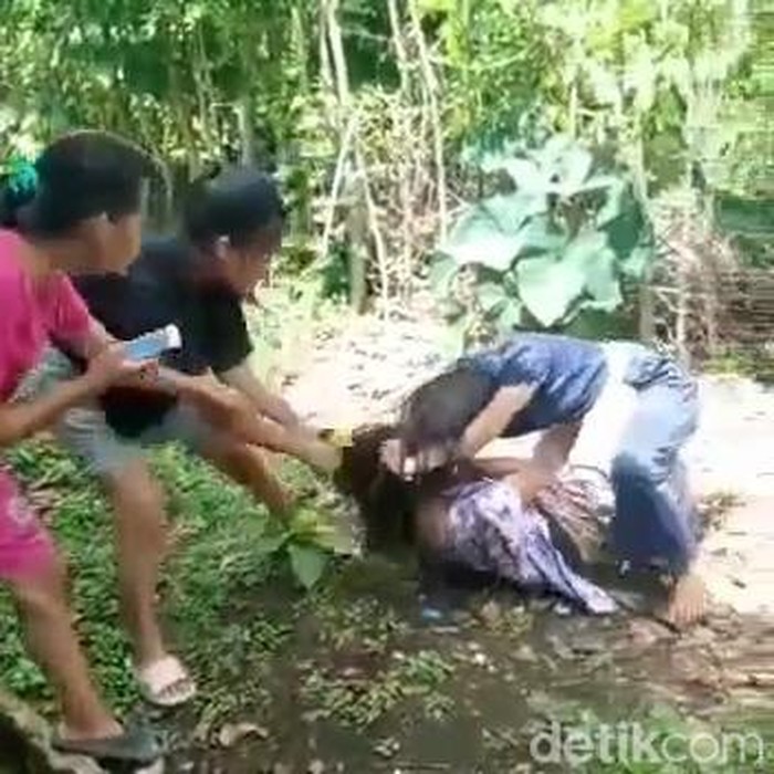 Tangkapan layar video pengeroyokan siswi SMA di Empat Lawang, Sumsel.