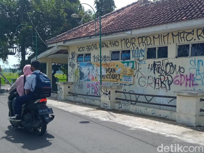 Tembok dinding Polindes Desa Jomboran, Klaten, dicorat-coret. Dipotret pada Selasa (24/1/2023).