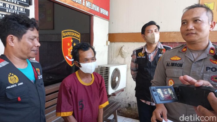 Tersangka pancurian onderdil alat berat di Jambi.