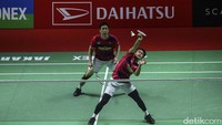 Ahsan/Hendra mesti bekerja keras untuk mengejar ketinggalan empat poin lalu berbalik unggul 11-8 atas Koga/Saito di gim pertama. Sayang sekali, Ahsan/Hendra gagal melanjutkan momentumnya. Setelah kedudukan 17-17, Ahsan/Hendra justru dicomeback Koga/Saito sehingga kalah 17-21.