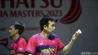 Di gim ketiga ini, Ahsan/Hendra minim membuat kesalahan dan agresif melakukan smes-smes keras yang membuat lawan kesulitan.