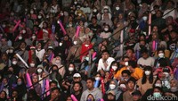 Suporter Indonesia terus memberikan dukungan kepada pasangan Ahsan/Hendra.