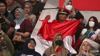 Bendera merah putih juga dikibarkan oleh pendukung Indonesia.