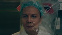Dia buru-buru keluar dari dalam ruang autopsi. (Foto: dok. HBO)