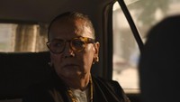Karakter Christine Hakim, Ibu Ratna, dijemput oleh seorang TNI dan diajak datang ke kantor Kementerian Kesehatan RI. (Foto: dok. HBO)