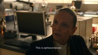 Ibu Ratna kemudian mengkonfirmasi jamur yang dia lihat di bawah mikroskop. Di adegan selanjutnya, dia berhadapan langsung dengan jamur tersebut. (Foto: dok. HBO)
