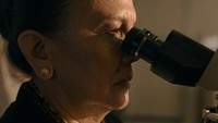 Adegan Christine Hakim di laboratorium. (Foto: dok. HBO)
