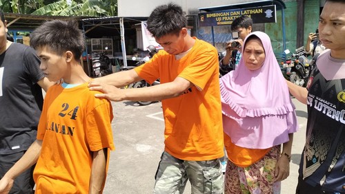 Tiga tersangka pembunuhan wanita muda Mohamad Rizal (21) Sarman (28) dan Inak Sehan (46) melakukan rekonstruksi pembunuhan Fita Suliati (19) di Mapolres Lombok Tengah, Selasa (24/1/2023). Foto: Ahmad Viqi/detikBali.