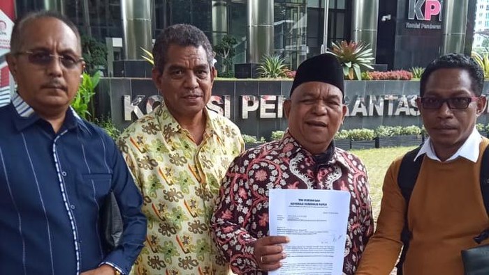 Tim hukum Lukas Enembe membawa surat permohonan pengalihan status penahanan di KPK.