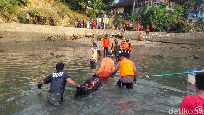 Tim SAR mengevakuasi jasad korban tenggelam di Bone, Sulsel.
