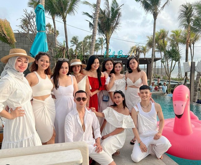 Pesta ulang tahun istri Christian Sugiono itu terlihat ramai dihadiri oleh para kerabatnya. Semua yang hadir tampil kompak mengenakan pakaian berwarna putih. Foto: Instagram/@titi_kamall