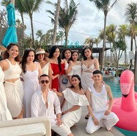 Pesta ulang tahun istri Christian Sugiono itu terlihat ramai dihadiri oleh para kerabatnya. Semua yang hadir tampil kompak mengenakan pakaian berwarna putih. Foto: Instagram/@titi_kamall