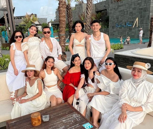 Berbeda dari rekan-rekannya yang hadir, Titi mengenakan dress sabrina berwarna merah. Seperti biasa, rambut panjang hitamnya tampak dibiarkan terurai. Foto: Instagram/@titi_kamall