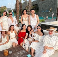 Berbeda dari rekan-rekannya yang hadir, Titi mengenakan dress sabrina berwarna merah. Seperti biasa, rambut panjang hitamnya tampak dibiarkan terurai. Foto: Instagram/@titi_kamall