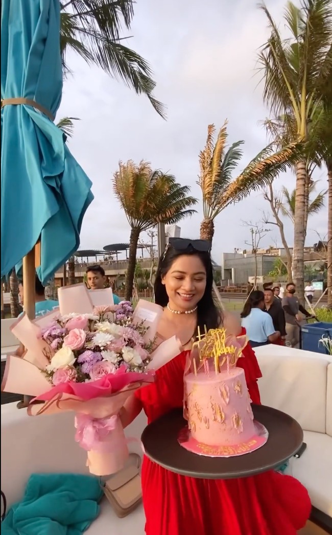 Melihat dari foto-foto unggahannya, acara ulang tahun Titi Kamal itu diadakan di sebuah restoran tepi pantai di Bali. Acaranya pun terlihat sederhana tanpa dekorasi-dekorasi yang dibuat khusus. Foto: Instagram/@titi_kamall