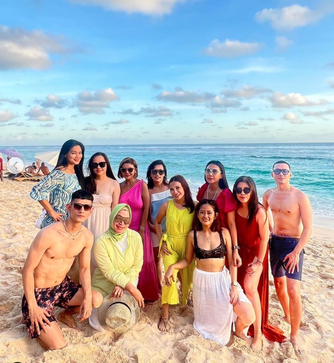 Meski kini sudah memasuki usia 41 tahun namun penampilan Titi Kamal masih terlihat awet muda dan menawan. Gayanya pun tak kalah dari para wanita muda yang berusia jaih di bawahnya. Foto: Instagram/@titi_kamall