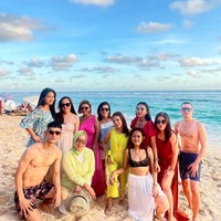 Meski kini sudah memasuki usia 41 tahun namun penampilan Titi Kamal masih terlihat awet muda dan menawan. Gayanya pun tak kalah dari para wanita muda yang berusia jaih di bawahnya. Foto: Instagram/@titi_kamall