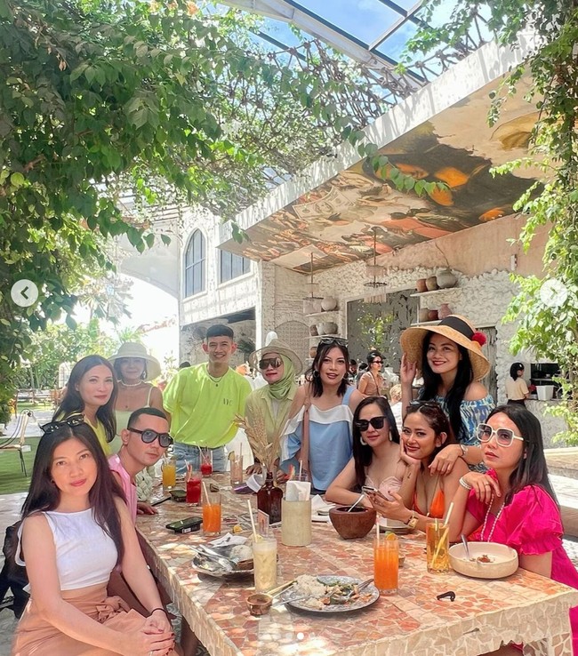 Penampilan Titi pun selalu banjir pujian karena busananya yang dinilai tetap sopan meski tengah berlibur di pantai. Alih-alih mengenakan baju terbuka, Titi memilih tetap tampil tertutup. Foto: Instagram/@titi_kamall