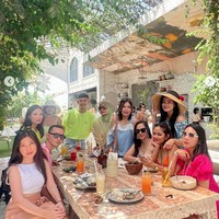 Penampilan Titi pun selalu banjir pujian karena busananya yang dinilai tetap sopan meski tengah berlibur di pantai. Alih-alih mengenakan baju terbuka, Titi memilih tetap tampil tertutup. Foto: Instagram/@titi_kamall