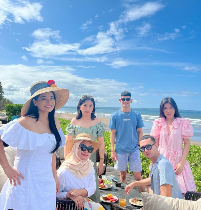 Ulang tahun Titi Kamal sendiri sebenarnya jatuh pada 7 Desember. Namun ia baru merayakannya dengan memboyong keluarga dan kerabat ke Bali untuk berlibur bersama. Foto: Instagram/@titi_kamall