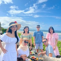 Ulang tahun Titi Kamal sendiri sebenarnya jatuh pada 7 Desember. Namun ia baru merayakannya dengan memboyong keluarga dan kerabat ke Bali untuk berlibur bersama. Foto: Instagram/@titi_kamall