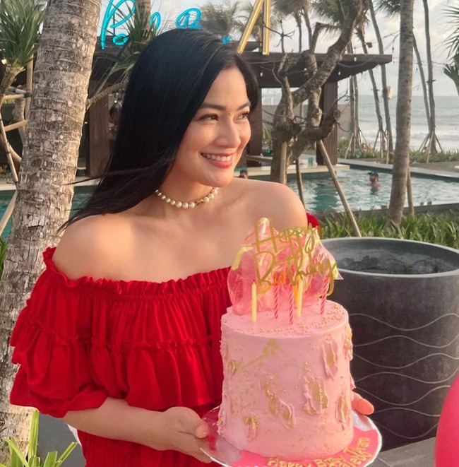 Titi Kamal baru saja resmi berusia 41 tahun. Momen perayaan ulang tahunnya itu tampak digelar di Bali secara sederhana. Foto: Instagram/@titi_kamall