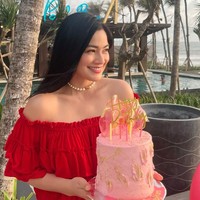 Titi Kamal baru saja resmi berusia 41 tahun. Momen perayaan ulang tahunnya itu tampak digelar di Bali secara sederhana. Foto: Instagram/@titi_kamall