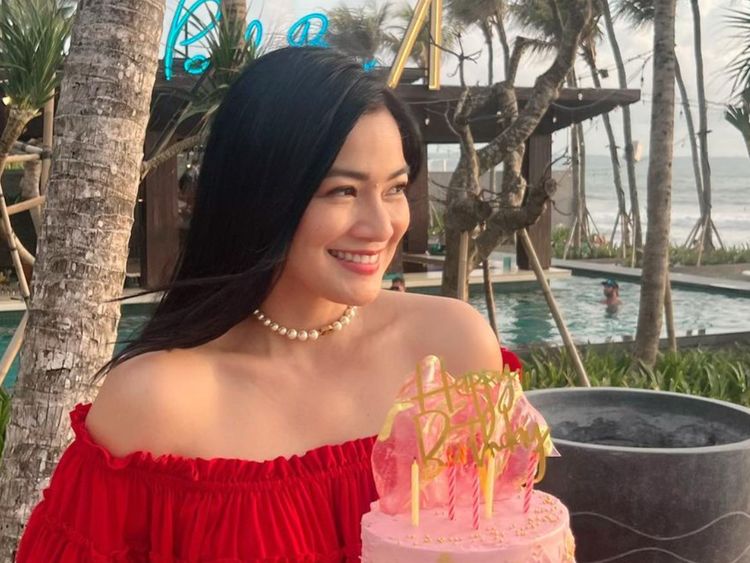 8 Potret Ultah Titi Kamal di Bali, Cantik & Awet Muda di Usia 41 Tahun