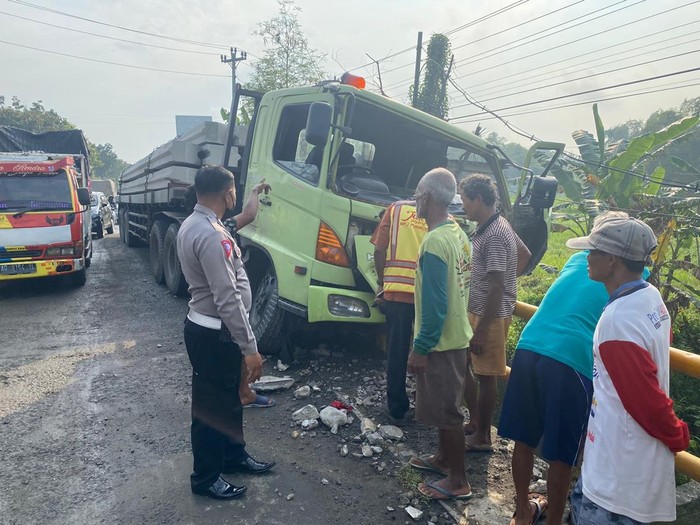 Truk bermuatan tiang pancang beton menabrak jembatan di jalan raya Purwodadi-Blora, Dusun Sawit, Desa Tanjungrejo Kecamatan Wirosari Kabupaten Grobogan, Selasa (24/1/2023) pagi.