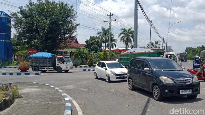 Truk uruk tol Jogja-Solo melintas di pintu masuk terminal Ir Soekarno. Foto diunggah Selasa (24/1/2023).