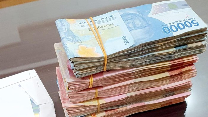 Seorang tukang becak membobol rekening tabungan BCA milik nasabah bernama Muin Zachry. Diketahui, jumlah uang yang diambil oleh pelaku mencapai Rp 320 juta.