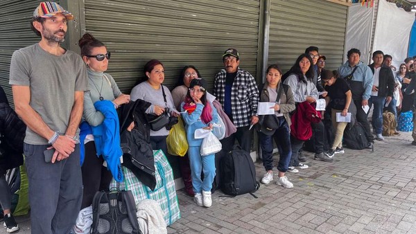 Dilansir dari AFP, setidaknya ada 400 orang, termasuk 300 turis asing yang terjebak di gerbang masuk Machu Picchu.  