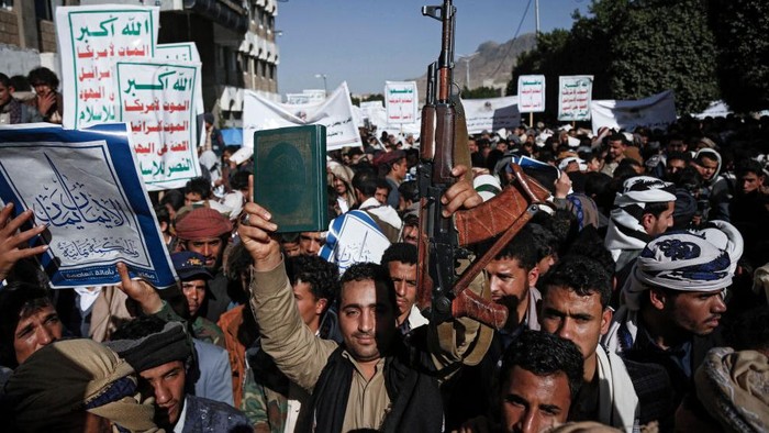 23 January 2023, Yemen, Sanaa: Yemenis hold up guns and a copy of the holy Quran during a protest against the burning of a copy of the Quran by a Swedish politician. Muslims worldwide are outraged after Danish-Swedish politician Rasmus Paludan organized a demonstration in front of the Turkish embassy in Stockholm and burned a copy of the holy Quran. Photo: Hani Al-Ansi/dpa (Photo by Hani Al-Ansi/picture alliance via Getty Images)