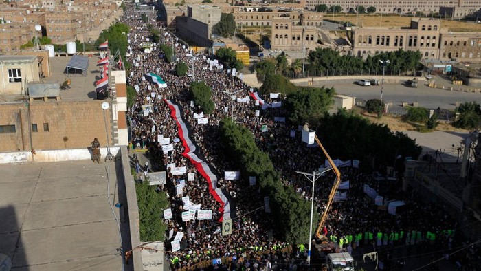 Umat Muslim Sejumlah Negara Protes Keras Pembakaran Al-Qur'an di Swedia Yemenis take part in a demonstration on January 23, 2023 in the capital Sanaa, to condemn the burning of the Koran by a Swedish politician. - Far-right Swedish politician Rasmus Paludan set fire to a copy of the Muslim holy book on January 21 in front of Turkey's embassy in the Swedish capital. (Photo by MOHAMMED HUWAIS / AFP) (Photo by MOHAMMED HUWAIS/AFP via Getty Images)