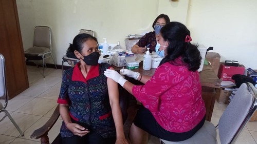 Vaksinasi booster kedua di Dinas Kesehatan Provinsi Bali, Jalan Melati No.20 Denpasar, Bali, Selasa (24/1/2023).