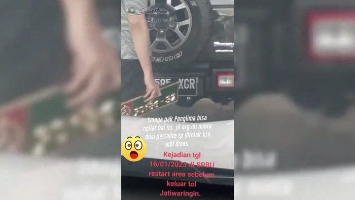 Video menunjukkan seorang pria melepas pelat dinas TNI saat akan isi BBM jenis Pertalite viral di medsos. Peristiwa itu terjadi di SPBU Rest Area di Tol Japek. (dok IG @pussenkav_id)