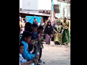 Kocak, Pengantin Viral Bukan Disambut Pedang Pora Tapi Bocah Main Lato-lato
