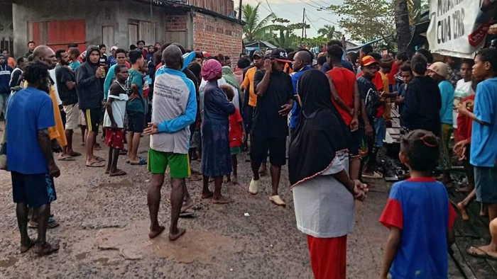 Wanita di Sorong, Papua Barat dipaksa setengah bugil, diarak, lalu dibakar karena dituduh penculik anak.