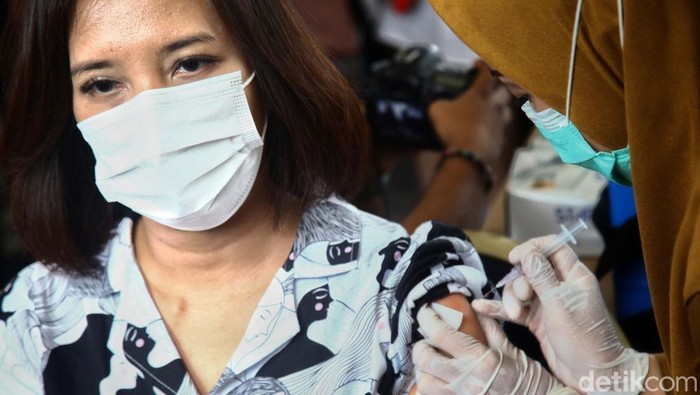 Vaksin booster dosis kedua mulai diberikan. Warga pun antre untuk mendapatkannya. Seperti terlihat di Balai Kota DKI Jakarta.