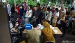 Potret Warga Antre Vaksin Booster Kedua di Balai Kota DKI Jakarta