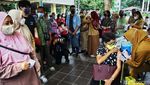 Potret Warga Antre Vaksin Booster Kedua di Balai Kota DKI Jakarta