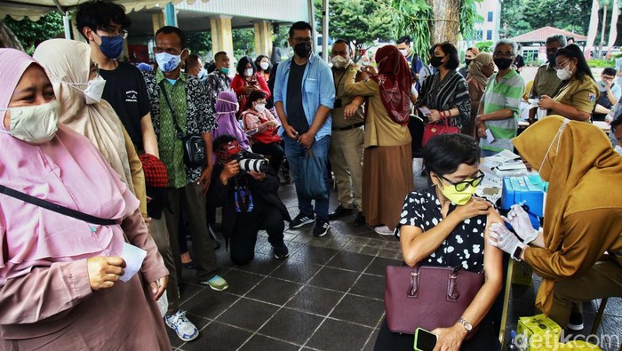 Vaksin booster dosis kedua mulai diberikan. Warga pun antre untuk mendapatkannya. Seperti terlihat di Balai Kota DKI Jakarta.